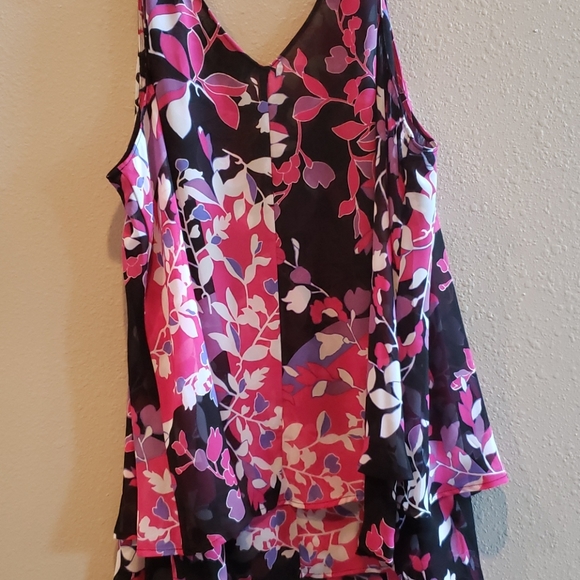 Flowey Floral Sleeveless Blouse - Picture 6 of 6
